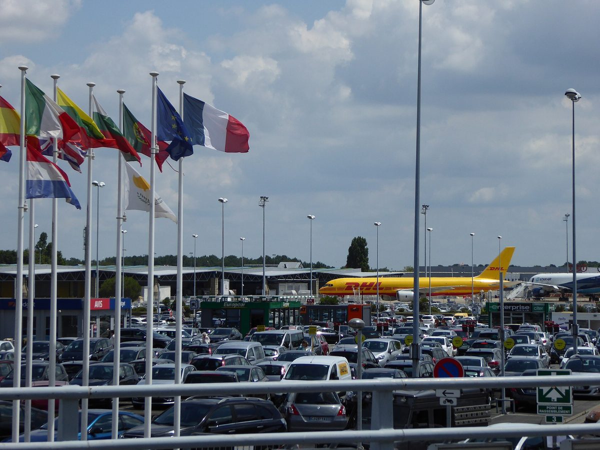 European flags on arrival: your Renault is waiting nearby.