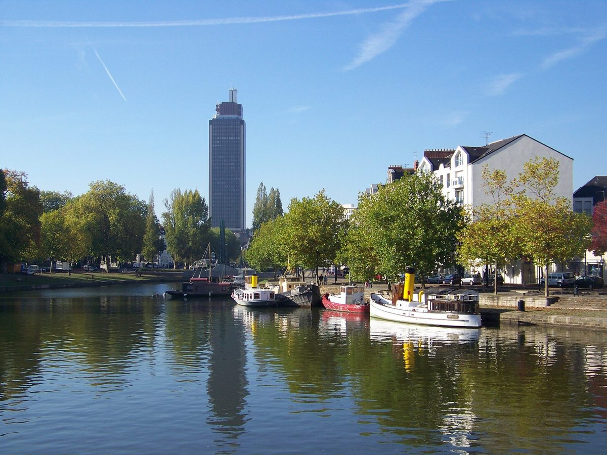 Boats moored on the Erdre, the Tour Bretagne beyond.