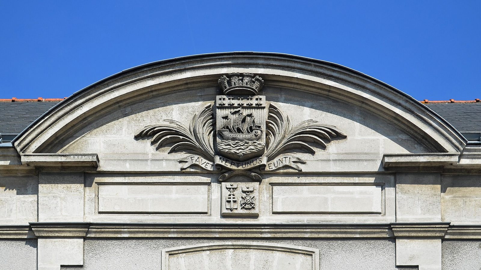 The arms of Nantes — a ship on the waves — crowning the city hall.