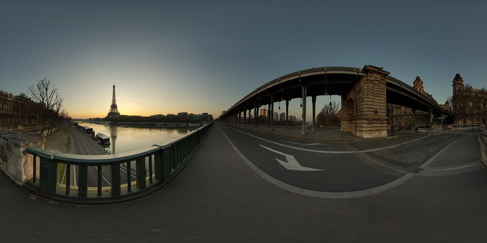 The Eiffel Tower seen from the Pont de Bir-Hakeim.