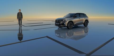 Renault Austral présenté à côté d'un adulte debout sur une surface réfléchissante, illustrant les proportions du SUV (5000x2450)
