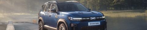 Dacia Bigster em azul, vista três quartos frontal, estacionado num pontão de madeira à beira de um lago ao nascer do sol
