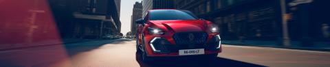 Renault Clio 2026 a circular numa rua da cidade