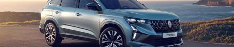 Renault Espace hybride, vue trois quarts avant sur une route côtière au coucher du soleil (2198 x 450)