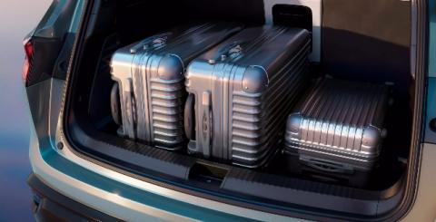 Coffre ouvert du Renault Espace chargé de trois valises rigides (646 x 330)