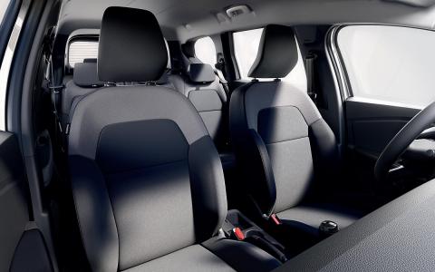 Habitáculo del Dacia Jogger visto de lado, con los asientos delanteros y la banqueta de segunda fila