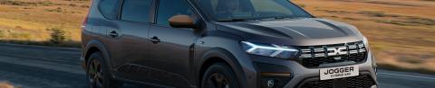 Dacia Jogger circulando por una carretera abierta, vista tres cuartos delantera