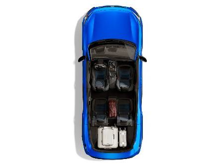 Vue de dessus du Renault Rafale bleu avec le coffre chargé de valises cabine