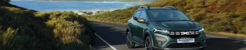 Dacia Sandero Stepway a circular numa estrada costeira, vista três quartos traseira (2200 px de largura)