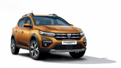Dacia Sandero Stepway em laranja, vista três quartos frontal em estúdio sobre fundo branco