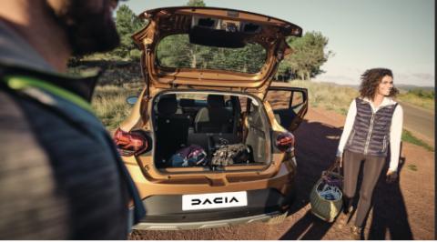 Dacia Sandero Stepway com a porta da bagageira aberta e a bagageira carregada com malas de viagem