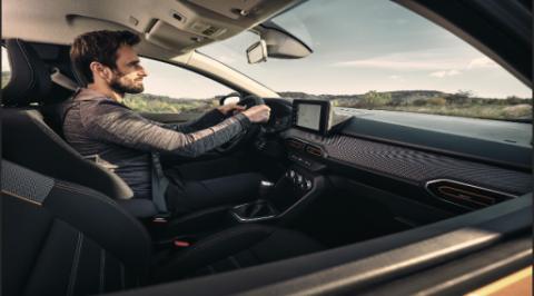 Condutor ao volante de um Dacia Sandero Stepway numa estrada rural