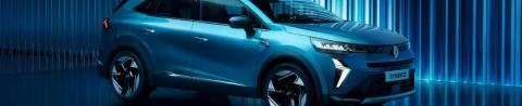 Renault Symbioz bleu, vue trois quarts avant dans un studio éclairé (2200x450)